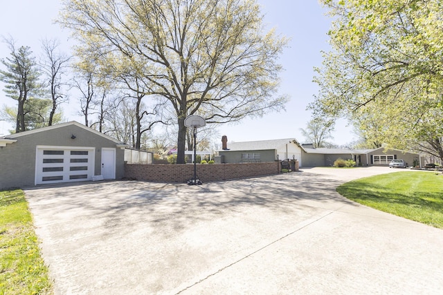 30 Holman Rd, Moberly, MO 65270 - exterior space featuring a garage, driveway, fence, and a front lawn