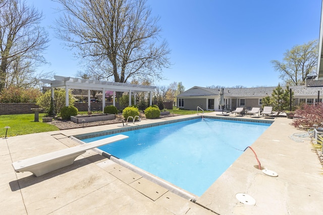 30 Holman Rd, Moberly, MO 65270 - pool featuring a patio, a pergola, and a diving board