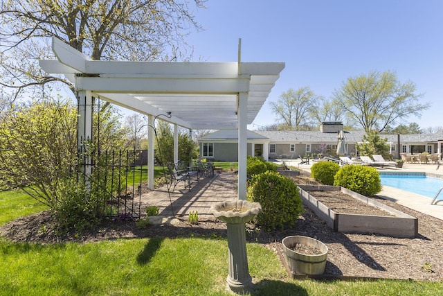 30 Holman Rd, Moberly, MO 65270 - surrounding community featuring a patio area, a pool, and a pergola