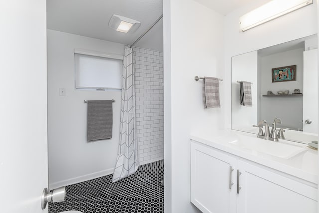 full bathroom featuring tiled shower, an AC wall unit, and vanity