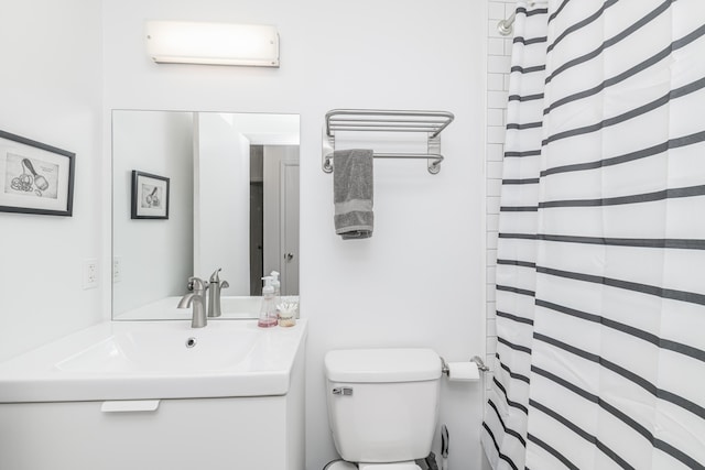 full bathroom with toilet, vanity, a wall unit AC, and curtained shower