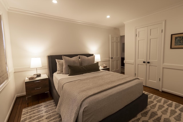 bedroom featuring wood finished floors, baseboards, crown molding, recessed lighting, and a closet
