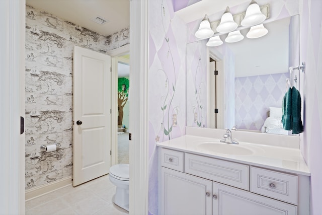 ensuite bathroom featuring toilet, visible vents, vanity, and wallpapered walls