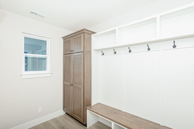 709 Sagemoor Dr, Columbia, MO 65201 - mudroom featuring light wood-type flooring, visible vents, and baseboards