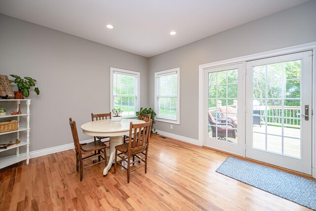 dining space with light wood-type flooring, recessed lighting, visible vents, and baseboards