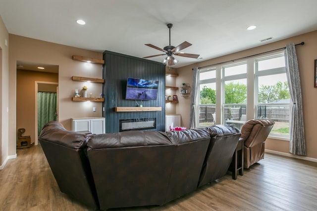 living area featuring recessed lighting, ceiling fan, wood finished floors, and baseboards