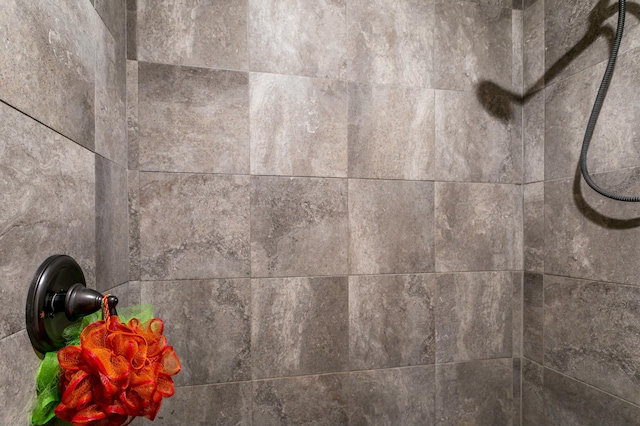 details featuring tiled shower