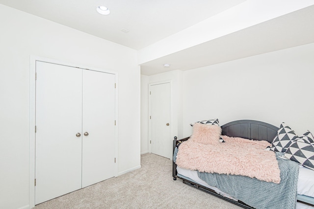 bedroom featuring carpet floors, recessed lighting, baseboards, and a closet