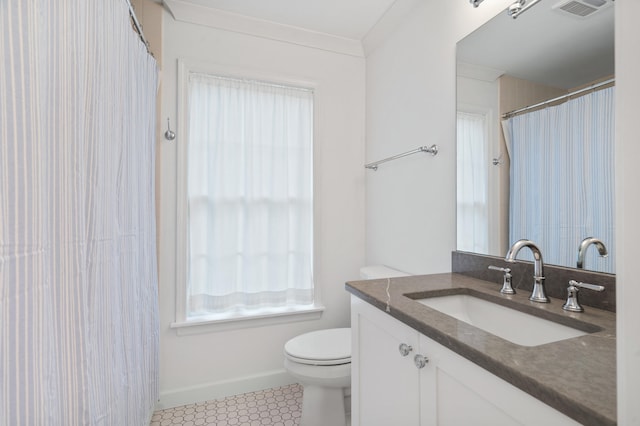 full bathroom featuring a healthy amount of sunlight, toilet, visible vents, and baseboards