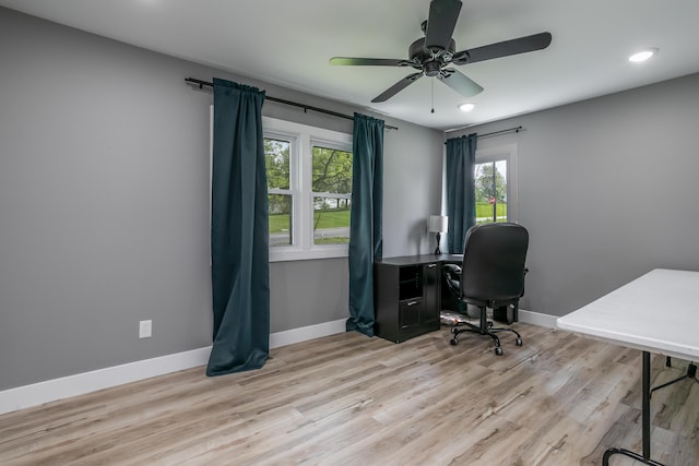 office area with light wood-style floors, a ceiling fan, baseboards, and recessed lighting