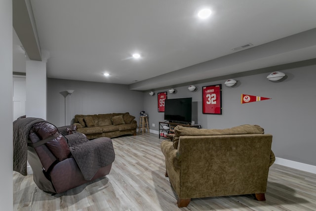 living room featuring visible vents, recessed lighting, baseboards, and light wood-type flooring