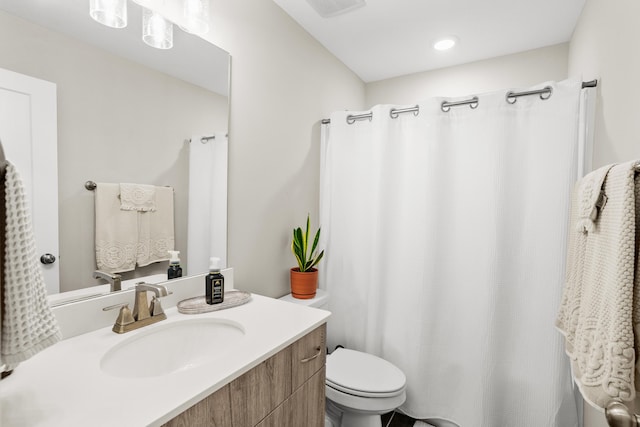 full bathroom with toilet, visible vents, a shower with shower curtain, and vanity