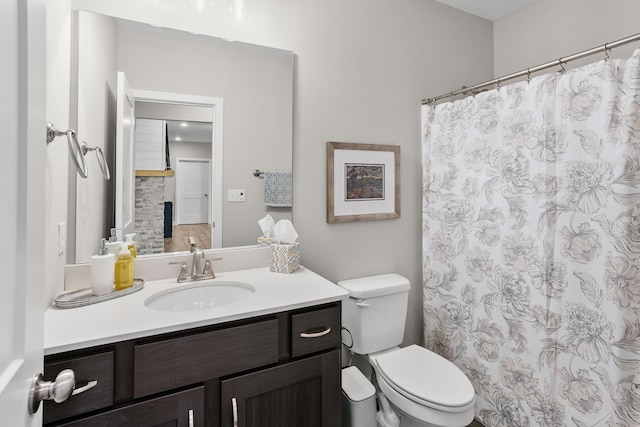full bathroom featuring vanity, backsplash, toilet, and curtained shower