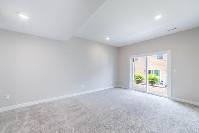 carpeted spare room with baseboards, visible vents, and recessed lighting