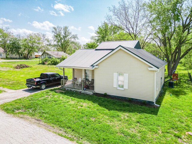 502 Hackberry, Fayette, MO 65248 - view of front of property featuring a front lawn, covered porch, and driveway