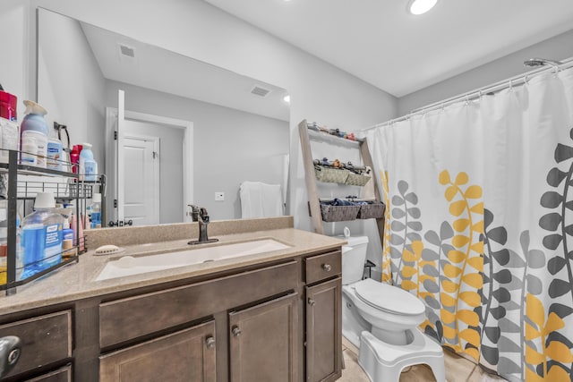 full bathroom featuring toilet, visible vents, a shower with shower curtain, and vanity