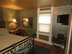 825 4th St, Boonville, MO 65233