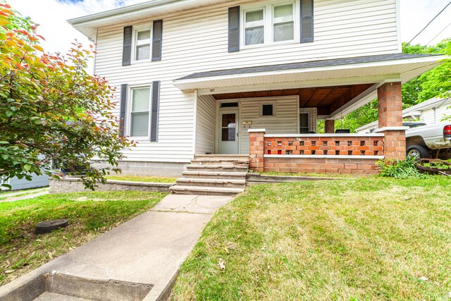 207 Lucky St, Fayette, MO 65248 - traditional style home with a front yard and covered porch