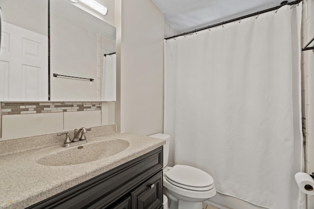 full bathroom featuring tasteful backsplash, toilet, vanity, and a shower with curtain