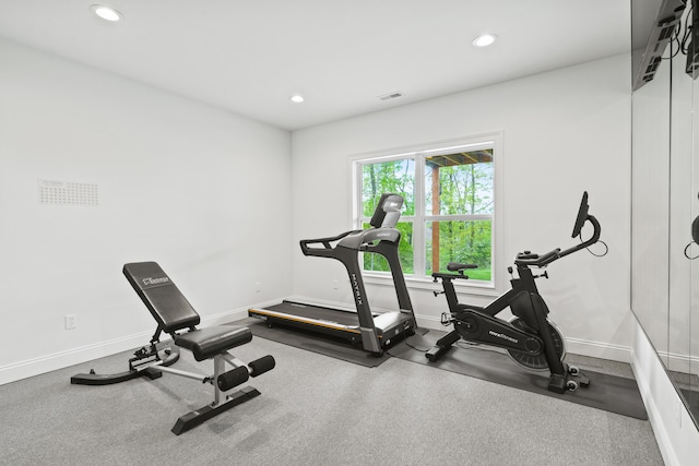 workout room featuring recessed lighting and baseboards