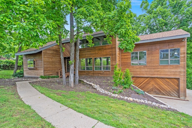 2036 Wendemere Ct, Jefferson City, MO 65109 - view of front of house featuring a garage, a front lawn, and driveway