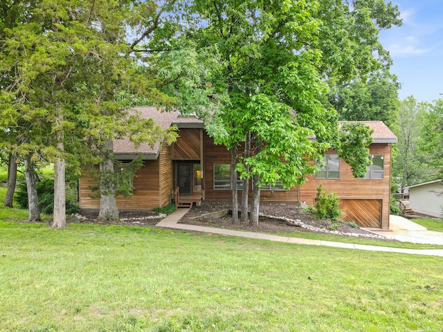 2036 Wendemere Ct, Jefferson City, MO 65109 - view of front of house featuring a shingled roof and a front yard