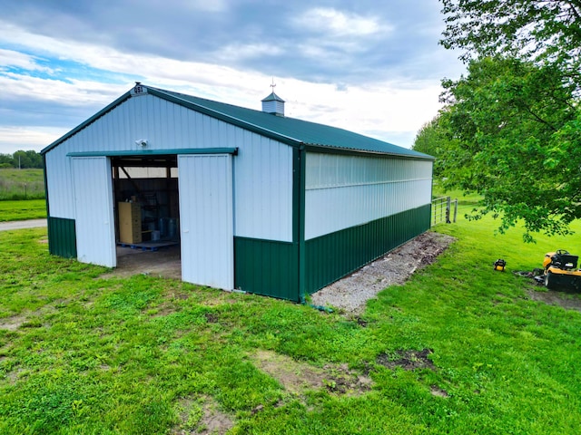 view of pole building featuring a yard
