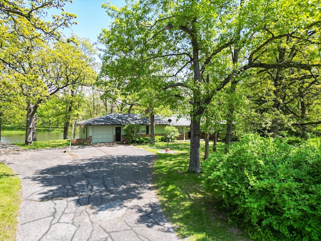 10155 E Union Church Rd, Centralia, MO 65240 - view of front of home featuring a water view, driveway, and a front yard
