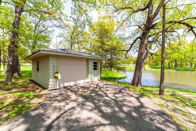 10155 E Union Church Rd, Centralia, MO 65240 - detached garage with driveway and a water view