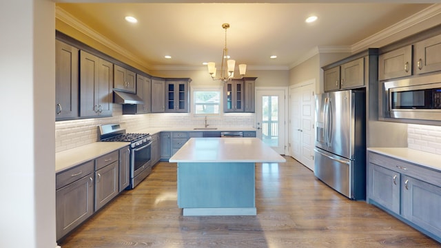 5492 Diversey Rdg, Columbia, MO 65203 - kitchen featuring appliances with stainless steel finishes, under cabinet range hood, a chandelier, backsplash, and recessed lighting