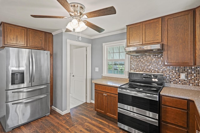 kitchen featuring appliances with stainless steel finishes, under cabinet range hood, dark wood-type flooring, a ceiling fan, and crown molding