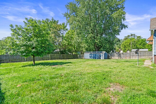 view of yard with a storage shed and an outdoor structure