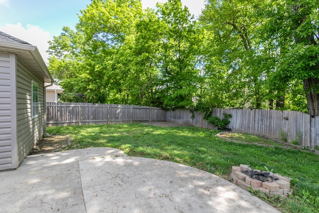 view of yard featuring a patio area