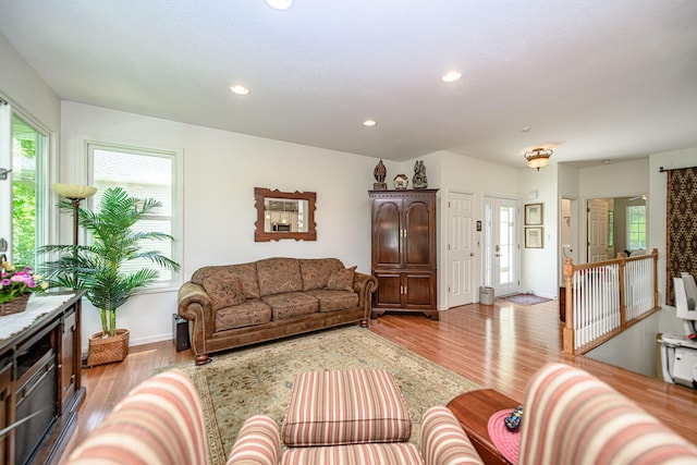 living area featuring light wood-style floors, recessed lighting, and baseboards