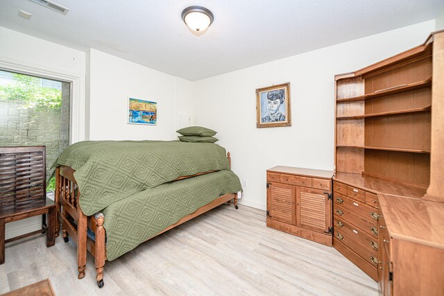 sitting room with light wood-style flooring and baseboards