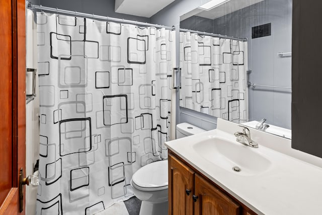 full bath featuring toilet, a shower with curtain, and vanity
