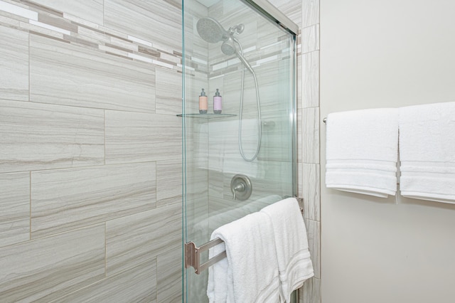 full bathroom featuring a tile shower
