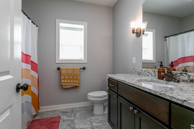 full bath featuring baseboards, vanity, toilet, and a shower with curtain