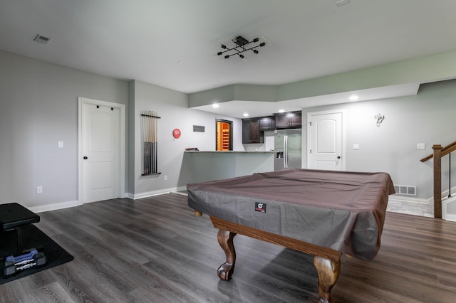 rec room with dark wood-type flooring, baseboards, billiards table, recessed lighting, and bar