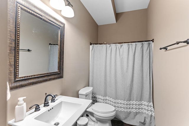 4710 Winding Wood Ct, Columbia, MO 65203 - full bathroom featuring a shower with curtain