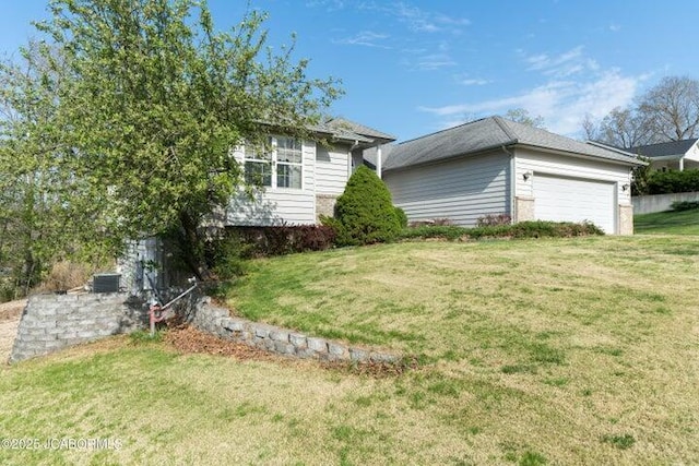 view of grassy yard featuring a garage