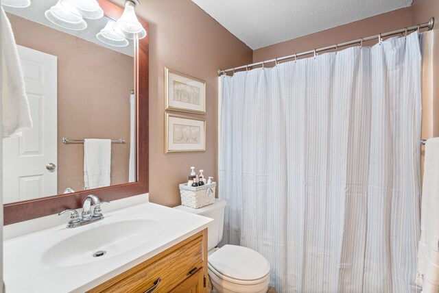 2313 Katy Ln, Columbia, MO 65203 - full bath featuring vanity, toilet, a shower with shower curtain, and a textured ceiling