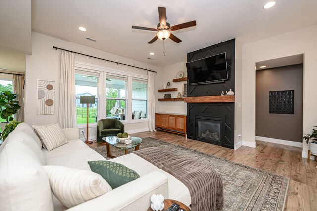 1043 Shore Acres, Columbia, MO 65201 - living area featuring plenty of natural light, a ceiling fan, recessed lighting, wood finished floors, and baseboards