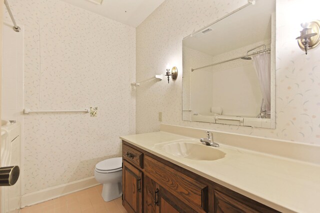 404 S Greenwood Ave, Columbia, MO 65203 - full bath featuring toilet, wallpapered walls, vanity, tile patterned flooring, and shower / bathtub combination with curtain
