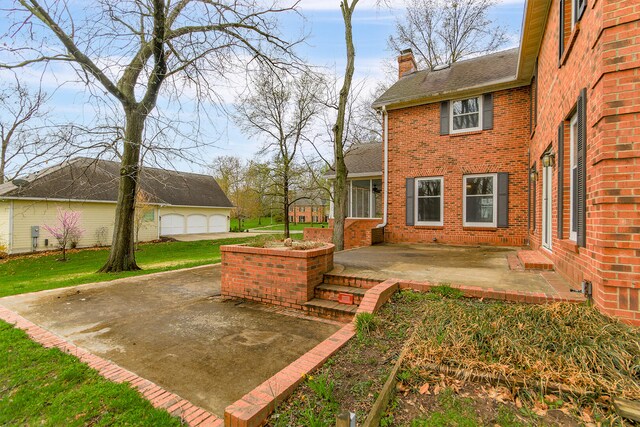 404 S Greenwood Ave, Columbia, MO 65203 - view of grassy yard featuring a patio area and an outdoor structure