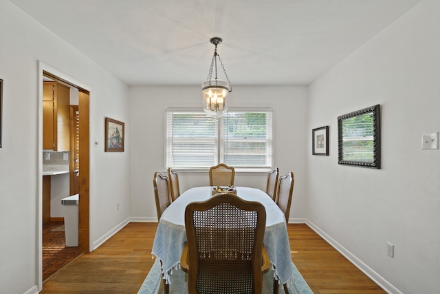 368 Crown Pt, Columbia, MO 65203 - dining room featuring light wood-style floors, a chandelier, and baseboards