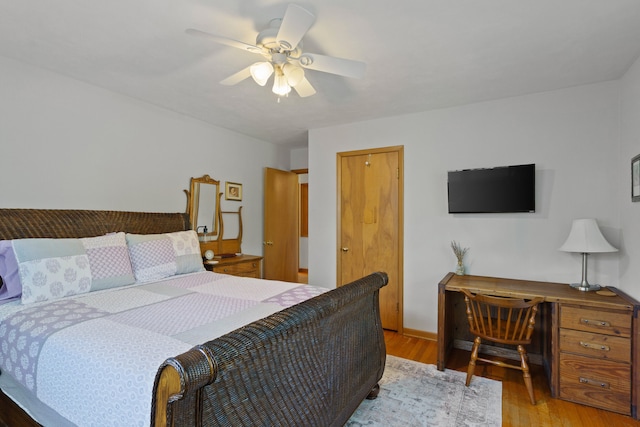 368 Crown Pt, Columbia, MO 65203 - bedroom featuring wood finished floors, a ceiling fan, and a desk