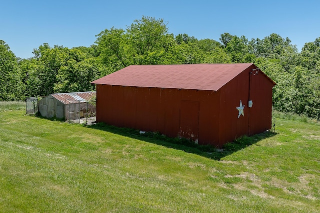 1152 E Bluebird Ln, Columbia, MO 65201 - view of pole building featuring a yard and a forest view