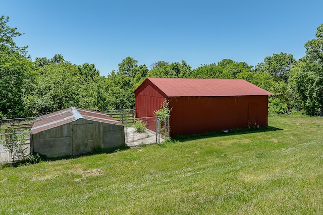 1152 E Bluebird Ln, Columbia, MO 65201 - view of yard with an outbuilding