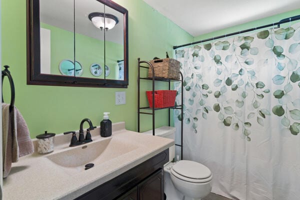105 W Johnson Ave, Ashland, MO 65010 - full bath with toilet, vanity, and curtained shower